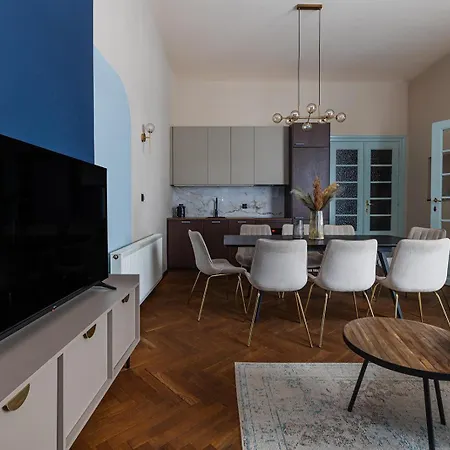 Ocean Breeze-4Br With Balcony-Old Town *
