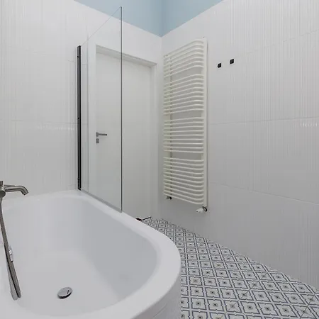 Ocean Breeze-4Br With Balcony-Old Town *