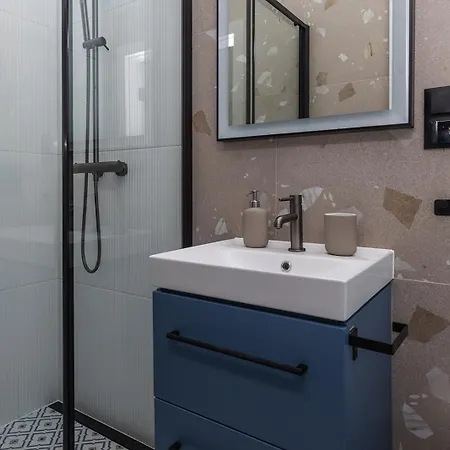 Ocean Breeze-4Br With Balcony-Old Town